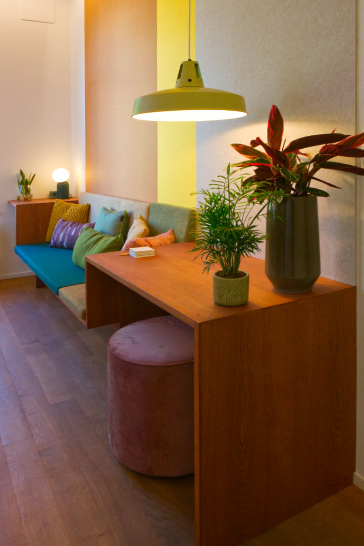 Informele zitplek met gekleurd vilt op wand en plafond