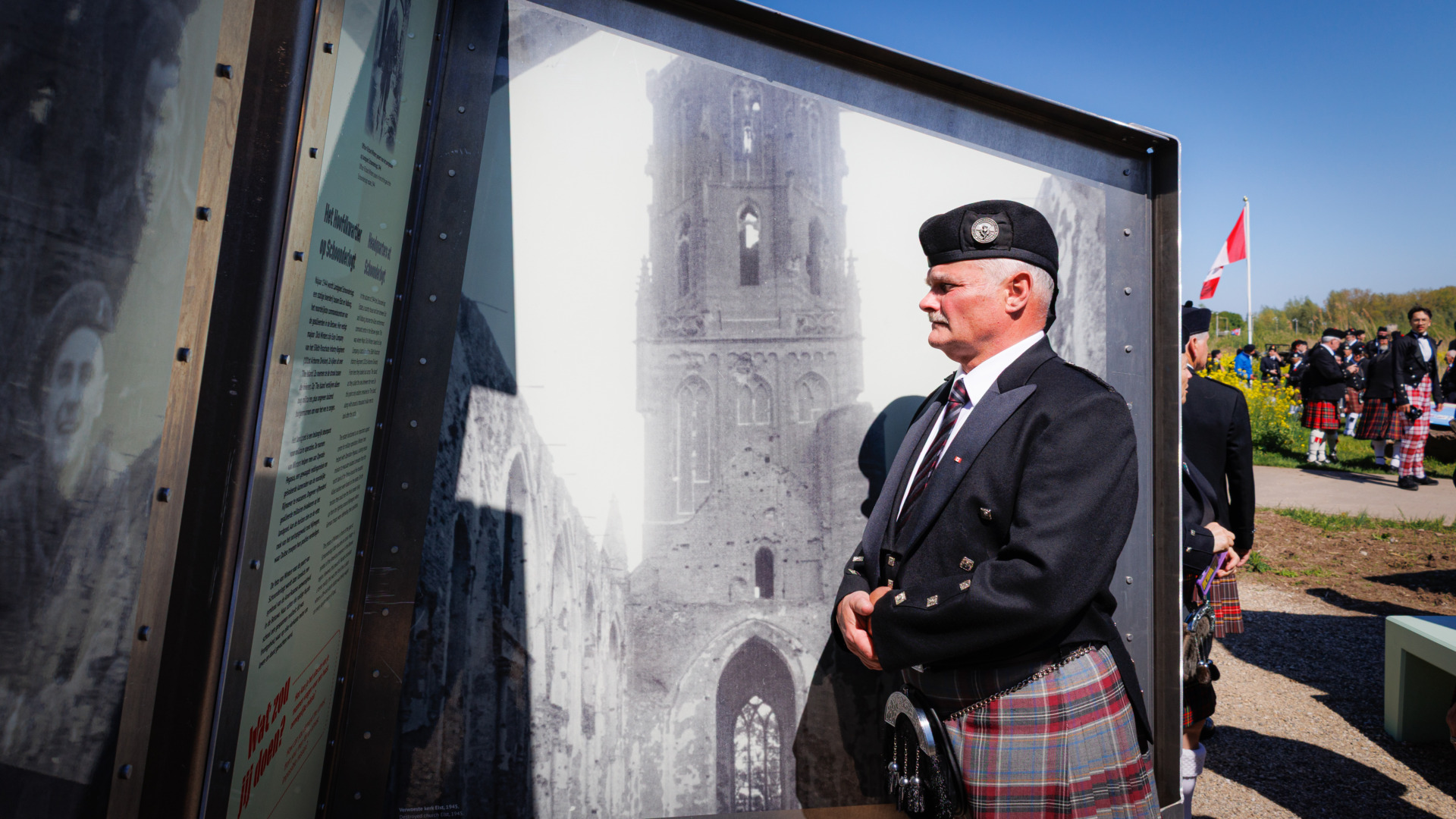 Herdenking bij de buiten expositie